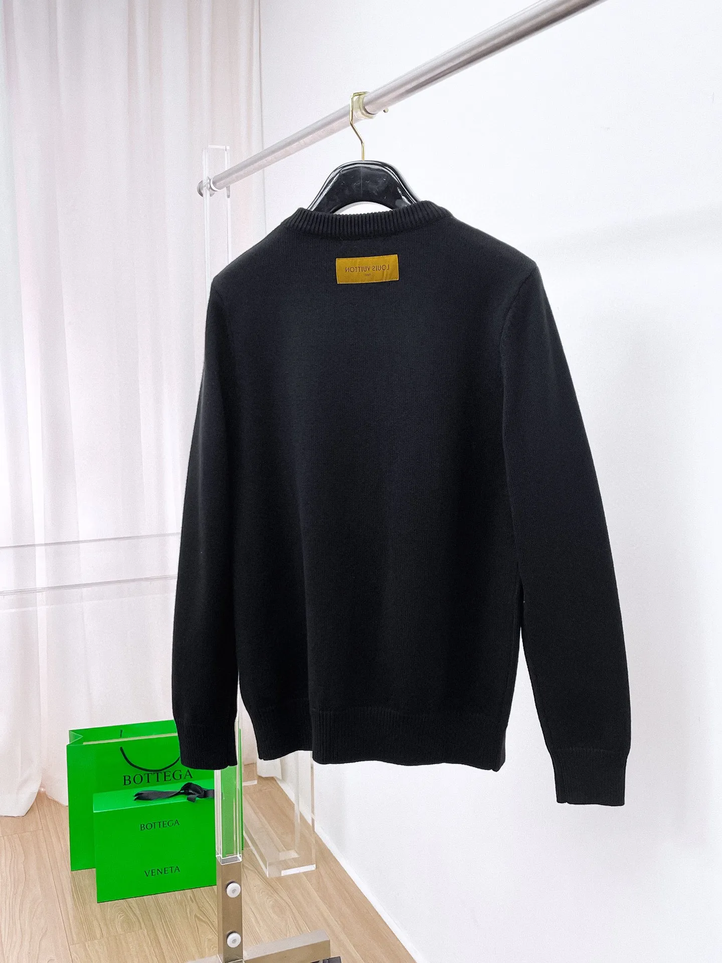 🅿️440 LV 2025ss new wool blended round neck long sleeve sweater cardigan bottoming shirt, high-end version! The custom-made fabrics at the counter are highly breathable and comfortable, with impeccable details and brand element design concepts, reflecting high quality. It feels delicate and soft! It presents a casual cut and the upper body shape is great! 🐉Code size: M-3XL